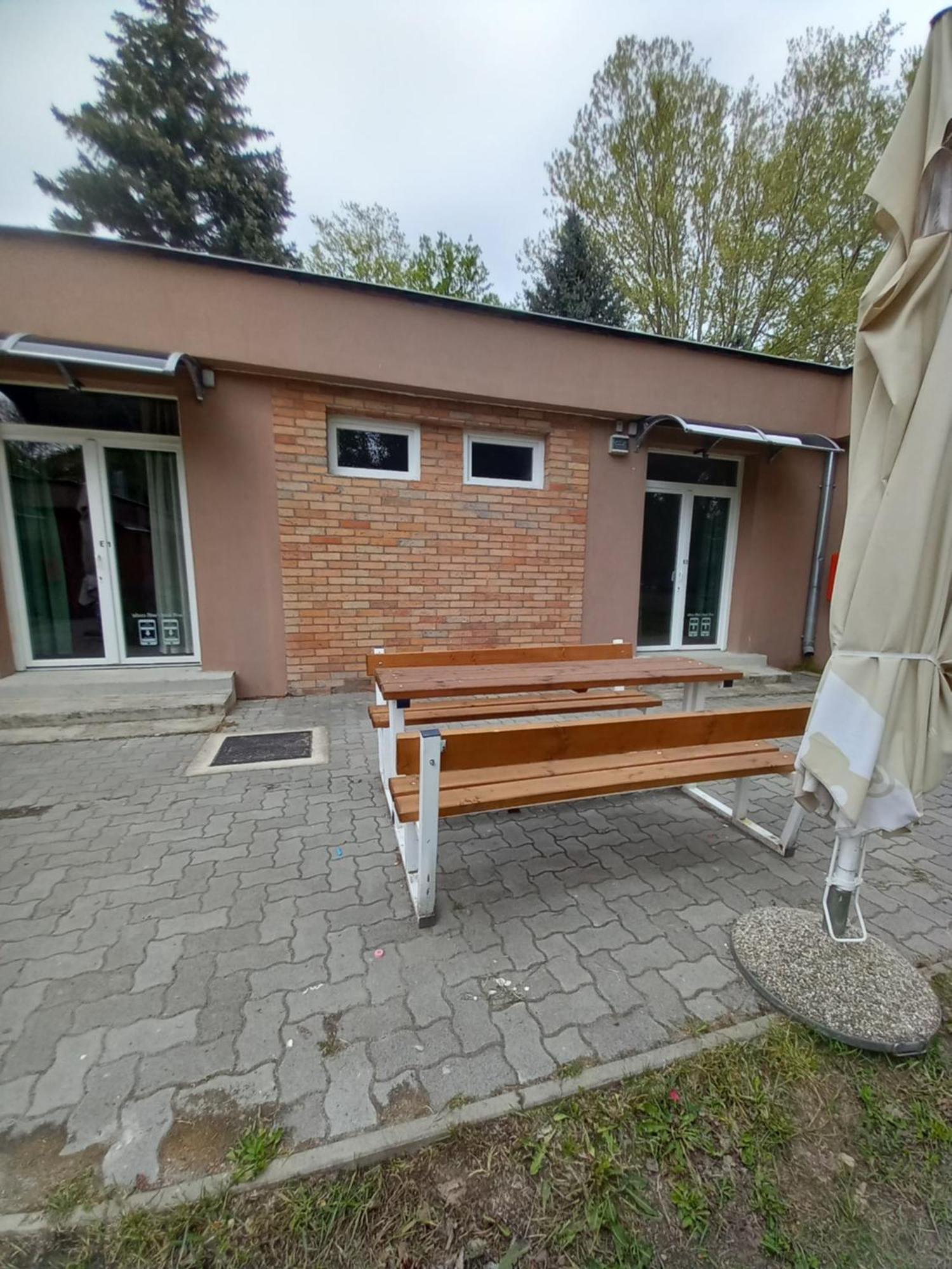 Oereg-To Youth Hostel Tata Exterior photo